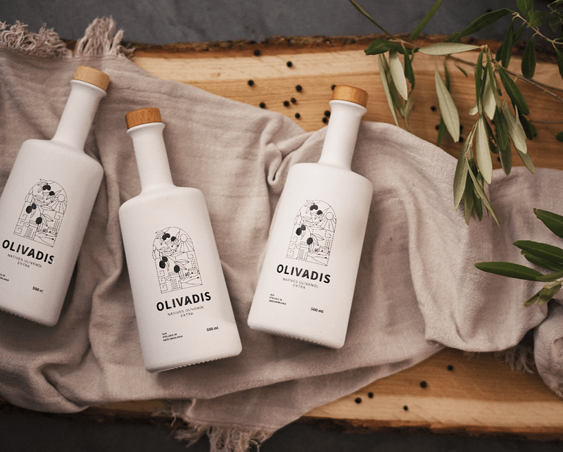 OLIVADIS ist ein kleines Familienunternehmen aus Pteleos, Griechenland, das hochwertiges Olivenöl mit fruchtig-samtigem Geschmack herstellt. Der gesamte visuelle Markenauftritt – vom Logo über Verpackungsdesign bis hin zur Webseite – wurde gestaltet, um die Tradition und den einzigartigen Charakter des Unternehmens widerzuspiegeln.