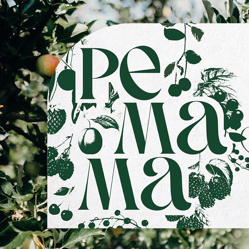 Grünes botanisches Design mit dem Text "PE MA MA" vor einem Hintergrund von Obstbäumen.